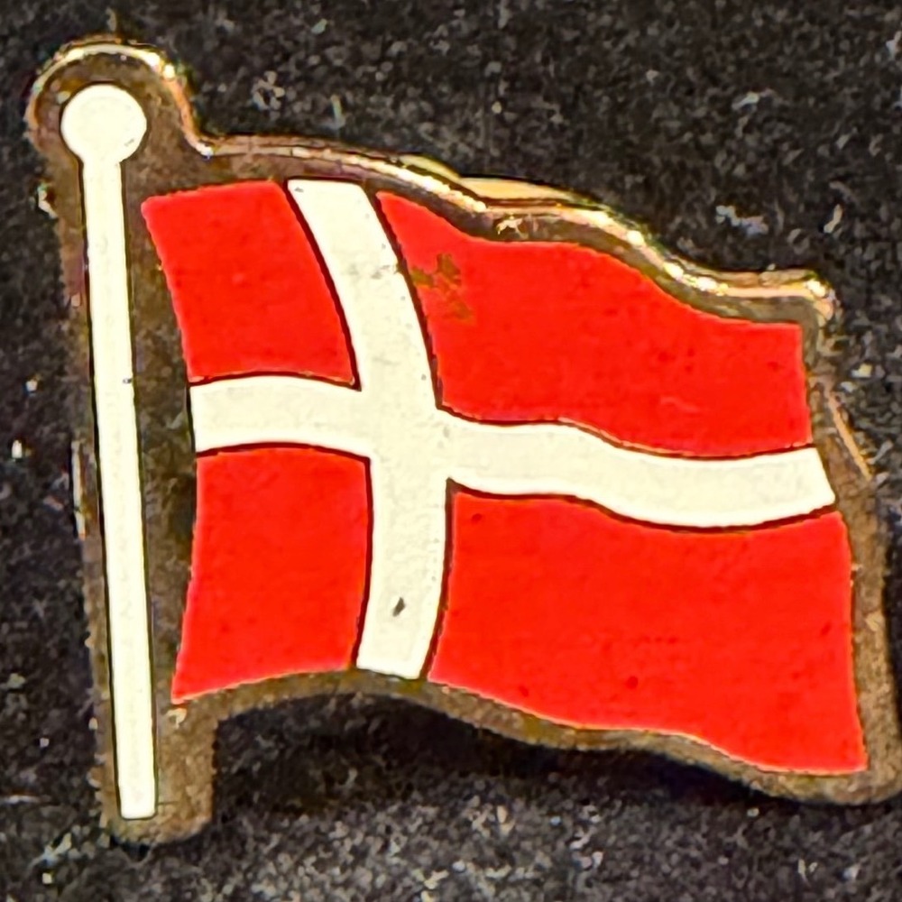 Denmark Flag Enamel Lapel Pin Gold Tone Waving Danish Dannebrog Nordic Cross